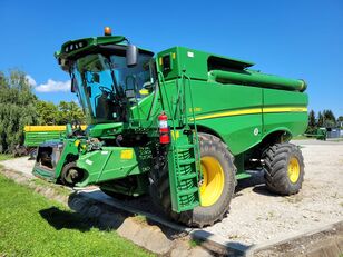 John Deere S670 grain harvester