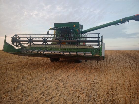 John Deere T660i grain harvester