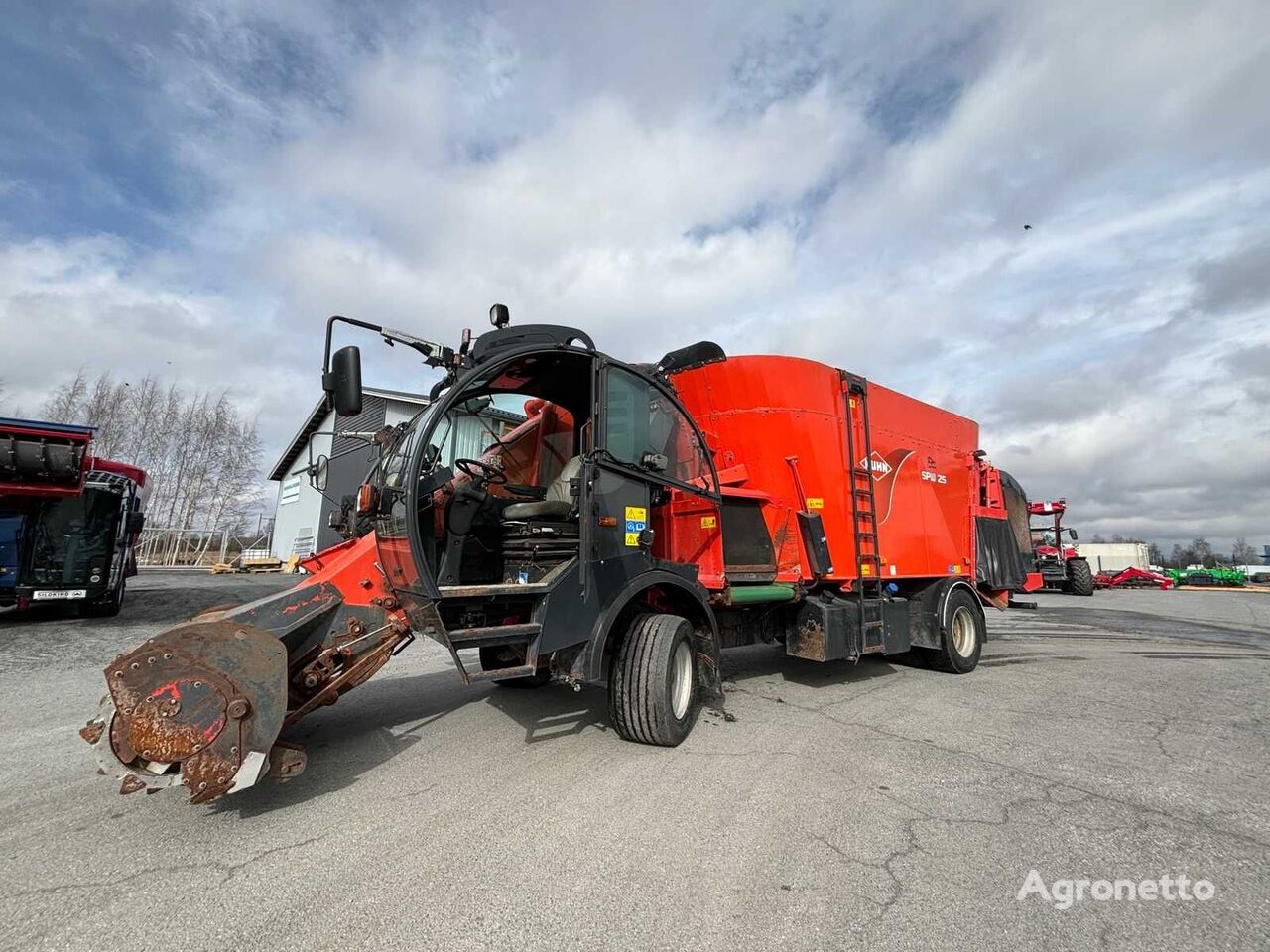 Driven Kuhn SPW 25 self propelled feed mixer