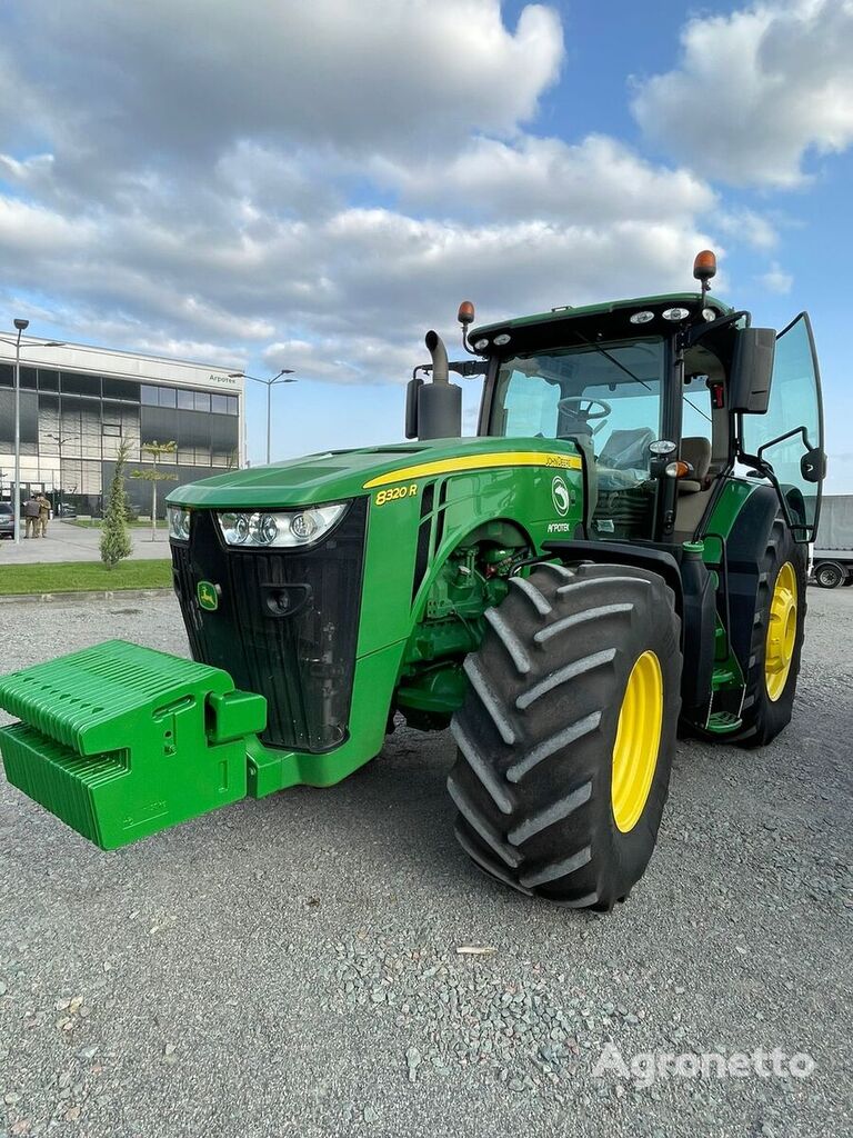 John Deere 8320R wheel tractor